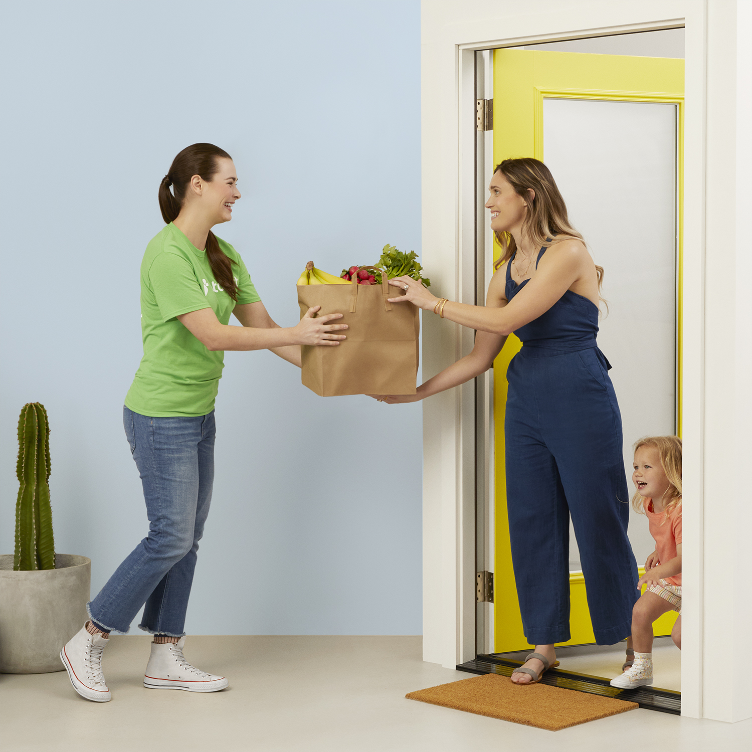 Instacart_Doorstep_Doorway_Grocery_Delivering_HandoffWide_Brown_Bag_Mask_Off_3928_blue