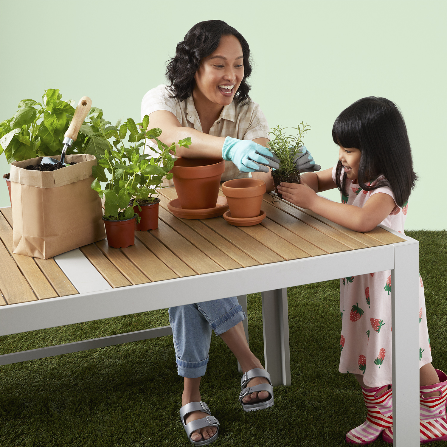 Instacart_Outdoors_Table_Household_Gardening_Wide_Straight_On_1679_green_1x1
