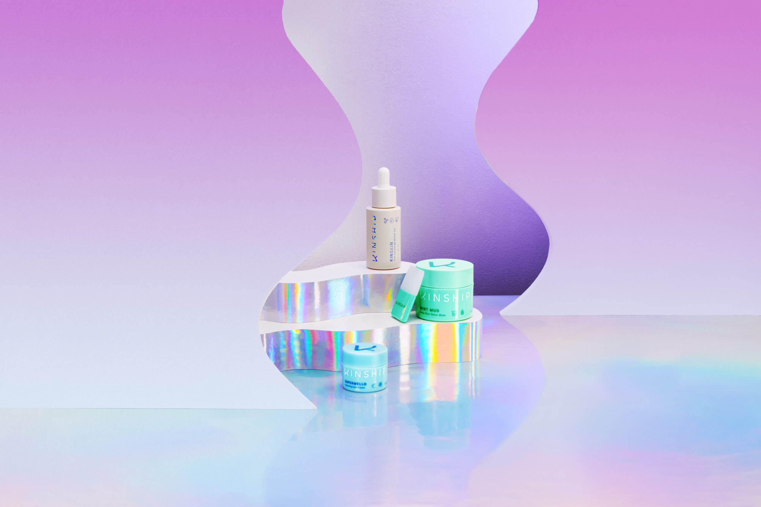 Kinship_2021_Holodays_SmoothMoveTrioSylized_14757_HeroW1-gradient